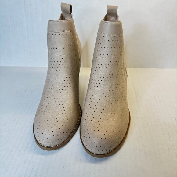 DV by Dolce Vita Gerdy Bootie - Beige NEW Size 9 - Picture 3 of 11